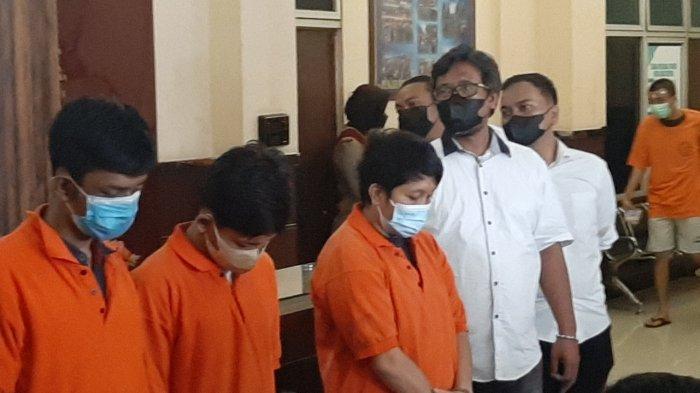 Wanita bernama Lelih Mawalih alias LM (39), dalang pembunuhan koki muda, Vicky Firlana (29), dihadirkan dalam jumpa pers di Polres Metro Jakarta Selatan, Senin (14/2/2022).