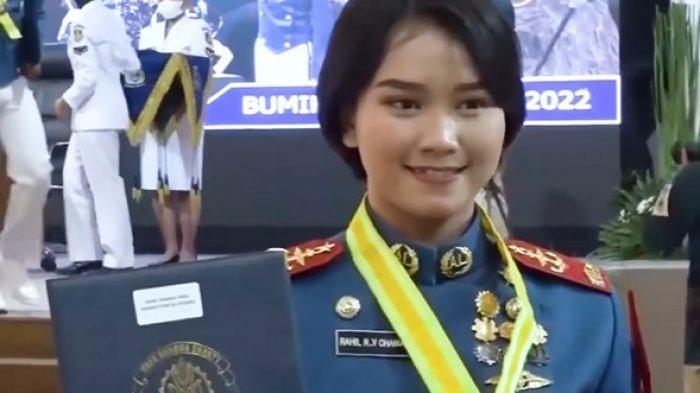 Letda Laut Rahil Rahma Viniani anak tukang servis jam yang sukses jadi perwira TNI AL.