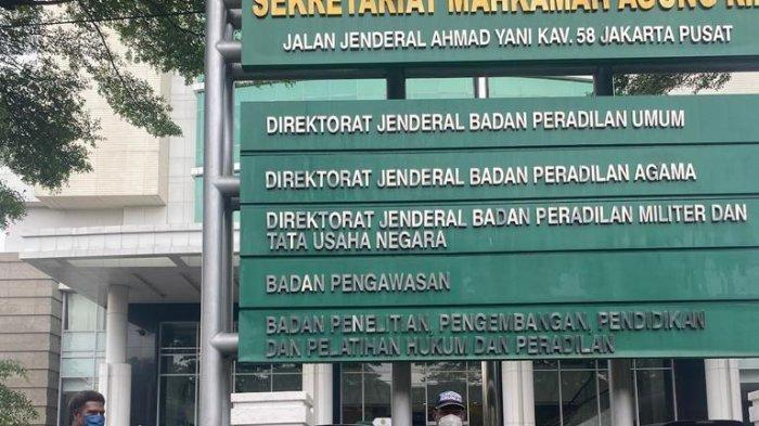 Lima Dasar Kampung (Lima Daskam) asal Timika Mimika Papua mengelar aksi unjuk rasa di Sekretariat Mahkamah Agung pada Selasa (22/3/2022).