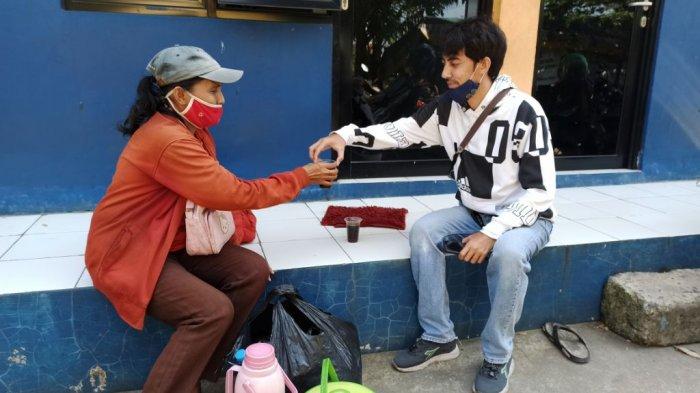 Lisbet Siagian (50), pedagang kopi keliling di wilayah Pademangan, Jakarta Utara.