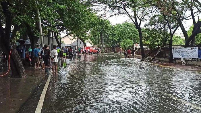 Terendam banjir rob pada Selasa (7/12/2021), Jalan Lodan Raya ditutup, pengendara diarahakan lewat jalan alternatif.
