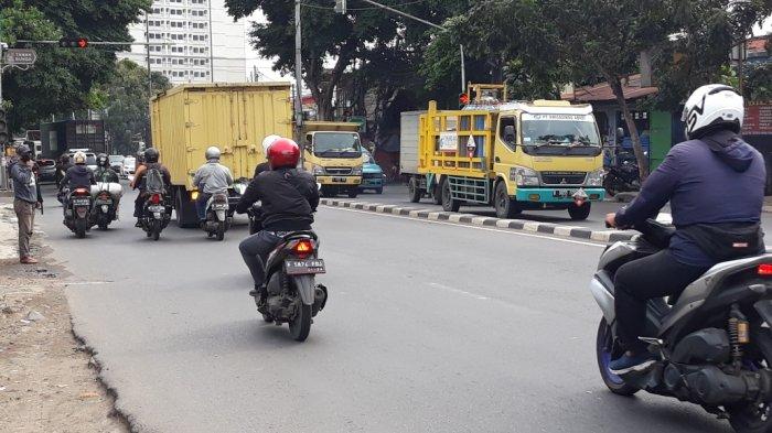Tampak Jalan Raya Bogor dari arah Jakarta Timur menuju Depok lokasi pria berbadan kekar menganiaya sopir dump truk, Pasar Rebo, Jumat (4/3/2022).