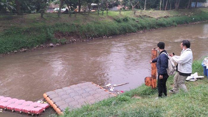 Lokasi penemuan mayat pria dalam karung di Kali Pesanggrahan, Jalan Deplu Raya, Pondok Pinang, Kebayoran Lama, Jakarta Selatan, Selasa (28/6/2022).