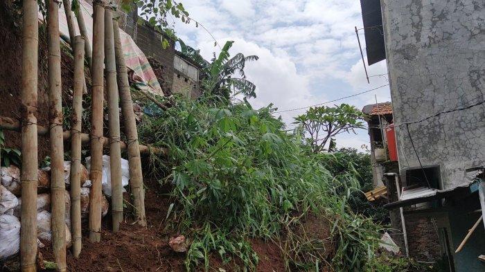 Turap longsor di Jalan Ngarai, Pasir Gunung Selatan, Cimanggis, Kota Depok, Minggu (21/2/2021).