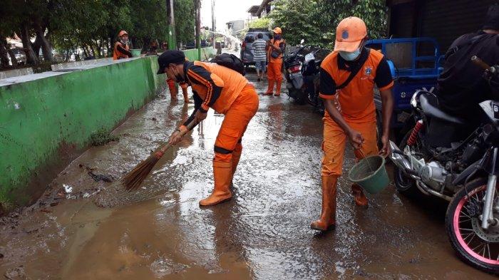 Kondisi permukiman warga Kelurahan Tengah yang terdampak banjir luapan Kali Baru di Kramat Jati, Jakarta Timur, Senin (8/11/2021).