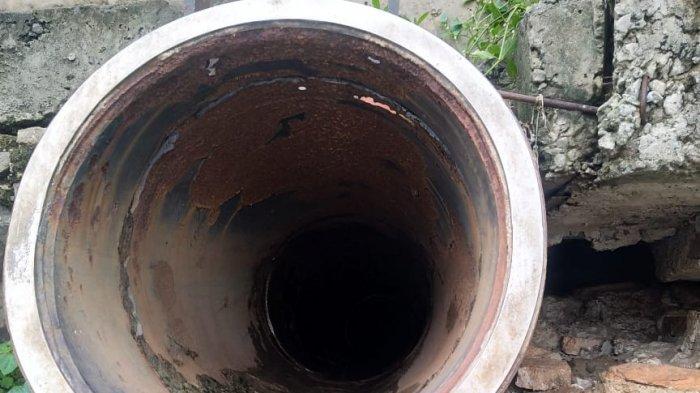 Lobang tempat bersembunyi ular segede pohon di dekat Pintu Air Karet Tanah Abang, Jakarta Pusat, yang sempat menggegerkan warga, kini jadi misteri, pada Selasa (9/2/2021).