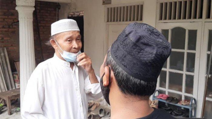 M Ali, ayah ZA, saat menemui kerabatnya di rumah Jalan Lapangan Tembak, Gang Taqwa RT 03 RW 010 Nomor 3, Kelurahan Kelapa Dua Wetan, Ciracas, Jakarta Timur, Kamis (1/4/2021).
