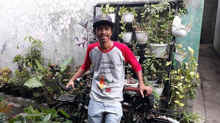 Maahir Abdullah (26) bersama sepedanya saat ditemui TribunJakarta.com di depan rumahnya di kawasan Ciracas, Jakarta Timur pada Rabu (2/6/2021).