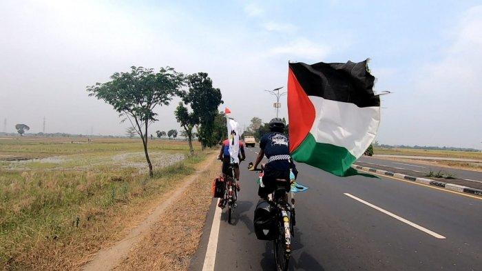 Maahir bersama Ahmad menggelar aksi bela Palestina dengan bersepeda sejauh 1.000 km menuju Banyuwangi.