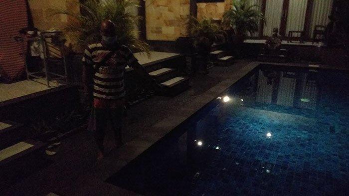 Made Sutarsa menunjukkan kolam renang tempat Gavin meninggal dunia, di home stay, Sanur Kauh, Denpaaar Selatan, Denpasar, Bali, Selasa 20 April 2021