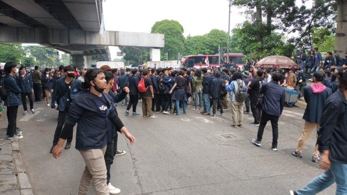 Mahasiswa melakukan demo di Kecamatan Ciracas, Jakarta Timur, Senin (11/4/2022).
