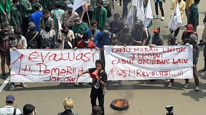 Massa mahasiswa mulai membakar ban di dekat Istana Negara, Jalan Medan Merdeka Barat, Jakarta Pusat, pada pukul 13.03 WIB, Selasa (20/10/2020).