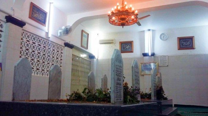 Makam almarhum habib Ali Al-Habsyi dan ketiga keturunannya, di area Masjid jamiah Al-Riyadh, Jalan Kembang VI nomor 4A, RT 01 RW 02, kelurahan Kwitang, kecamatan Senen, Jakarta Pusat, Rabu (8/5/2019).