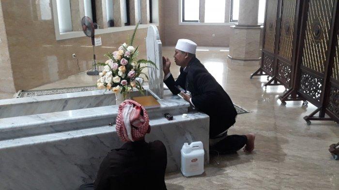 Suasana para peziarah memanjatkan doa di Makam Habib Abdurrahman bin Abdullah Al Habsyi atau disebut Habib Cikini pada Senin (12/4/2021).
