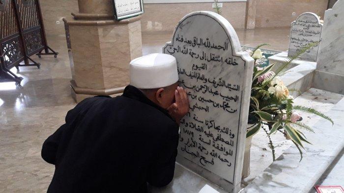 Suasana para peziarah memanjatkan doa di Makam Habib Abdurrahman bin Abdullah Al Habsyi atau disebut Habib Cikini pada Senin (12/4/2021).