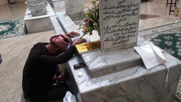 Suasana para peziarah memanjatkan doa di Makam Habib Abdurrahman bin Abdullah Al Habsyi atau disebut Habib Cikini pada Senin (12/4/2021).