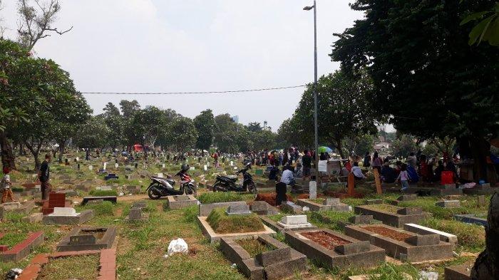 Suasana TPU Menteng Pulo, Tebet, Jakarta Selatan jelang bulan Ramadan pada Minggu (11/4/2021).