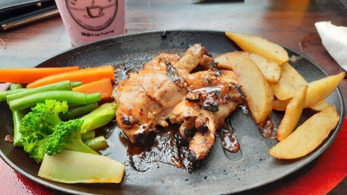 Salah satu menu makanan yang ditawarkan, seporsi steak ayam seharga Rp 50 ribu. Disajikan di atas hotplate lengkap dengan sayuran dan kentangnya