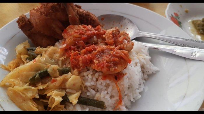 Seporsi nasi dan lauk di Rumah Makan Rinai Pambasuah Luko, disajikan lengkap dengan siraman kuah dendeng basah dan gulai gajeboh, sambal cabai hijau yang dikukus, sayuran, juga sambal jengkol.