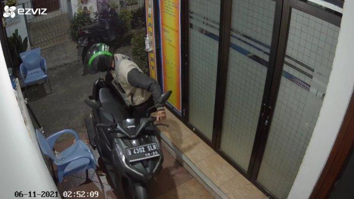 Rekaman CCTV aksi pencurian sepeda motor di samping Kantor Wali Kota Jakarta Selatan, tepatnya di Jalan Nipah 1, Kebayoran Baru, Jumat (11/6/2021) dini hari