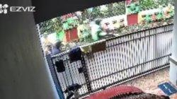 Tampak rekaman CCTV komplotan maling motor yang beraksi di Gang Rahmat, Kelurahan Cibubur saat melarikan diri, Ciracas, Jakarta Timur, Kamis (19/8/2021).