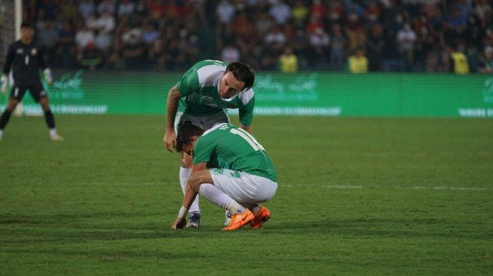 Pemain Timnas Indonesia U-23, Marc Klok dan Egy Maulana Vikri meratapi kekalahan dari Vietnam di laga perdana SEA Games 2021.