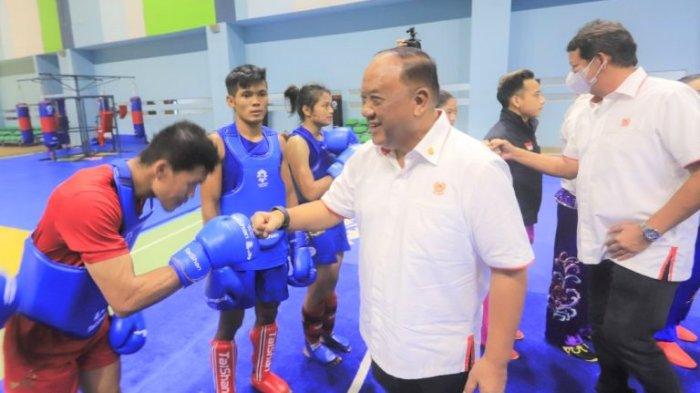 Ketum Komite Olahraga Nasional Indonesia (KONI) Pusat Letjen TNI Purn Marciano Norman meninjau simulasi atlet di Pelatnas cabor wushu yang berada di GBK Arena lantai 8 pada hari Jumat tanggal 22 April 2022.