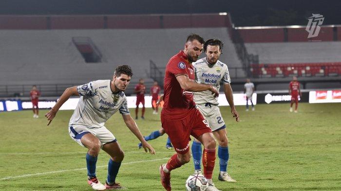 Persija Jakarta takluk dari Persib Bandung 2-0 dalam laga pekan ke-28 BRI Liga 1 2021/2022 di Stadion Kapten I Wayan Dipta, Gianyar, Bali, Selasa (1/3/2022).