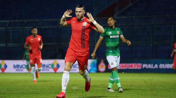 Penyerang asing Persija Jakarta, Marko Simic melakukan selebrasi setelah mencetak gol ke gawang Madura United di Stadion Kanjuruhan, Malang.