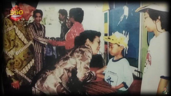 Foto masa kecil Sotya Satmaka Adira saat bertemu Presiden BJ Habibie dan ibu Ainun. Sotya sudah meraih rekor dari Museum Rekor Indonesia (MURI) saat masih SD, karir pria ini sukses menggabungkan dua cita-citanya sejak kecil.