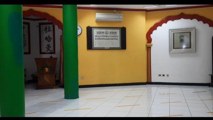 Bagian dalam Masjid Lautze, di Sawah Besar. Masjid Lautze adalah salah satu masjid yang memiliki peran dalam sejarah penyebaran Islam di masa kini.
