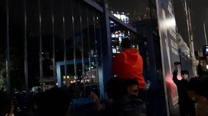 Massa aksi yang belum diketahui identitasnya memaksa ingin bertemu Ketua Umum Partai Demokrat, Agus Harimurti Yudhoyono (AHY), di Markas DPP Partai Demokrat, Jalan Proklamasi, Menteng, Jakarta Pusat, Senin (15/3/2021) malam.