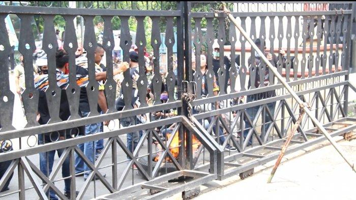 Suasana aksi unjuk rasa di depan Kantor Wali Kota Jakarta Timur, Rabu (11/11/2020).