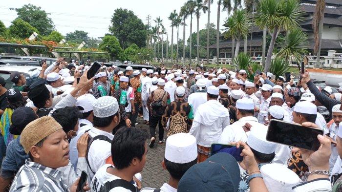 Massa peserta Reuni 212 mulai meninggalkan Masjid Agung At-Tin, Kecamatan Makasar, Jakarta Timur, Jumat (2/12/2022).