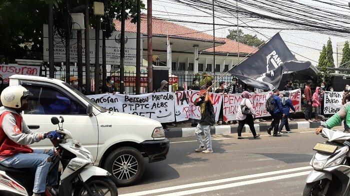 Massa yang mengatasnamakan Forum Pancoran Buntu menggelar aksi demonstrasi di depan Pengadilan Negeri Jakarta Selatan, Rabu (21/4/2021).