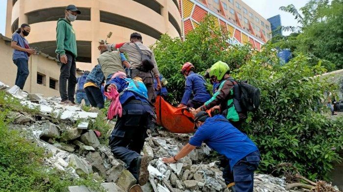 Petugas Sudin Gulkarmat Jakarta Selatan mengevakuasi mayat pria yang ditemukan di Kali Pesanggrahan di dekat Pasar Cipulir, Jakarta Selatan, Sabtu (27/2/2021).
