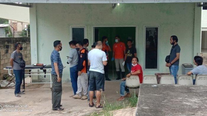 Ita, (baju merah) kakak korban saat mendatangi ruang otopsi jenazah di RSUD Depati Hamzah, Sabtu (14/11/2020)
Artikel ini telah tayang di bangkapos.com dengan judul Mayat dalam Karung Ternyata Janda Desa Kerabut, Kakak Ungkap Korban Berencana Cari Rumah Kontrakan, https://bangka.tribunnews.com/2020/11/14/mayat-dalam-karung-ternyata-janda-desa-kerabut-kakak-ungkap-korban-berencana-cari-rumah-kontrakan?page=all.
Penulis: Ardhina TS (CC)
Editor: Ardhina Trisila Sakti