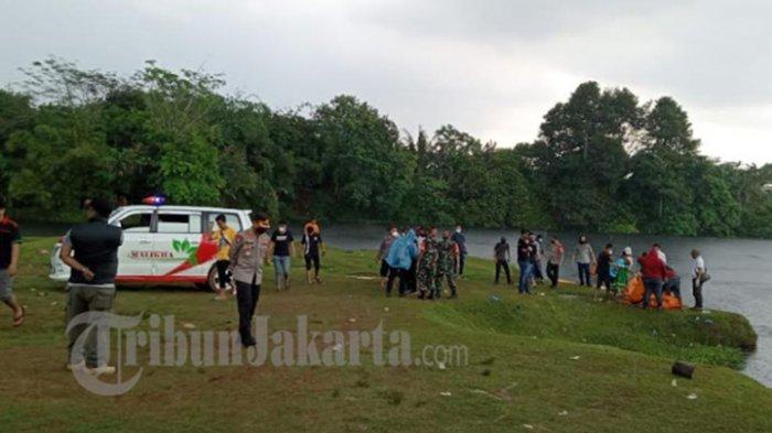 Polisi mengevakuasi mayat terbungkus karung putih mengambang di Danau Gawir, Desa Legok, Kecamatan Legok, Kabupaten Tangerang pada Selasa (31/5/2022) siang. Danau Gawir viral karena lokasinya asri dan sering jadi spot foto untuk prewedding.