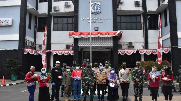 Pangdam Jaya Mayjen TNI Mulyo Aji saat mendistribusikan paket bantuan obat dan vitamin untuk warga di depan Kantor Camat Cipayung, Kamis (15/7/2021).