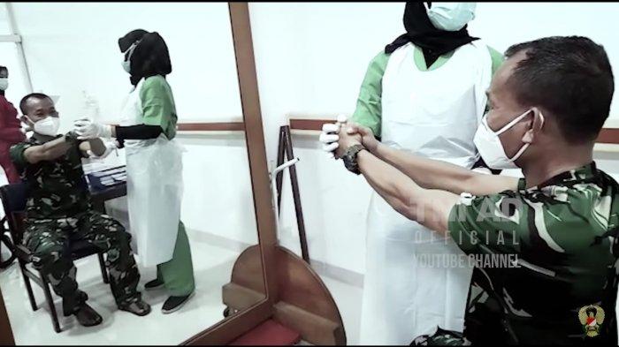 Mayor Simbolon saat menjalani terapi untuk menggerakan badannya akibat terserang stroke.