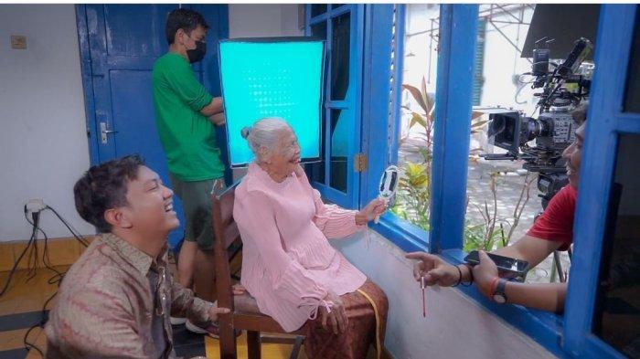 Kenangan Denny Caknan bersama Mbah Minto sewaktu menjadi model video klip lagu Angel.