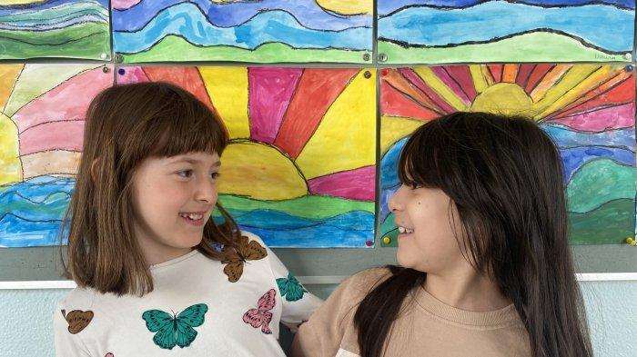 Melody Putri (kanan) bersama temannya di Austria.