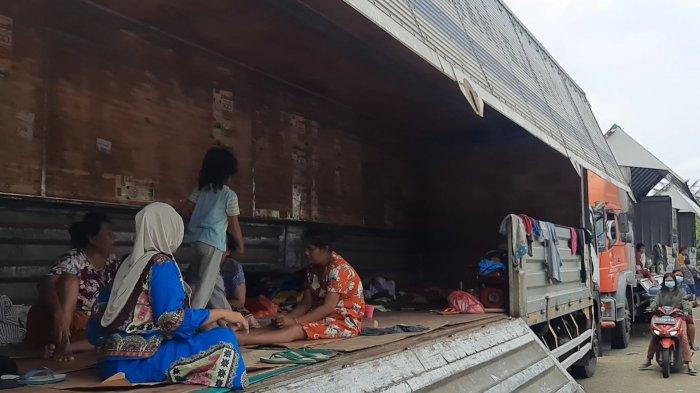 Warga korban banjir di Kampung Bojong, Desa Bojong Sari, Kecamatan Kedungwaringin, Kabupaten Bekasi terpaksa mengungsi di truk kontainer, Senin (22/2/2021).