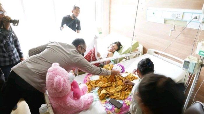 Kapolres Metro Bekasi Kombes Polisi Gidion Arif Setyawan saat menjenguk korban penyiraman air keras di RSUD Kabupaten Bekasi, Senin (11/7/2022).
