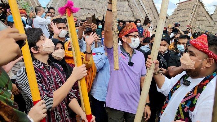 Menparekraf Sandiaga Uno dan Publik figur Atta Halilintar mencicipi produk UMKM yang ada di Desa Wisata Maria, Kecamatan Wawo, Bima, Nusa Tenggara Barat, Minggu (13/6/2021).