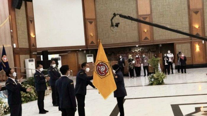 Menteri Sosial Tri Rismaharini yang mengukuhkan kepengurusan Karang Taruna dan Majelis Pertimbangan Nasional Karang Taruna (MPNKT) periode 2020-2025.