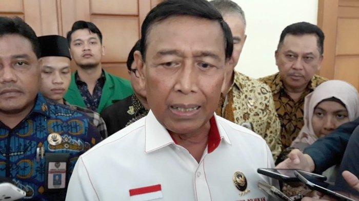 Menteri Koordinator bidang Politik Hukum dan Keamanan (Menkopolhukam), Wiranto, selepas mengisi seminar Forum Nasional Mahasiswa Anti Penyalahgunaan Narkoba 2019, di Universitas Islam Negeri (UIN) Syarif Hidayatullah Jakarta, Kamis (28/3/2019).