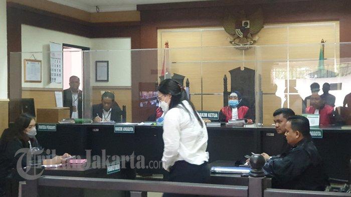 Mery Anastasia (30) mengikuti sidang lanjutan dengan agenda pemeriksaan saksi meringankan di Ruang 6 Pengadilan Negeri Tangerang, Senin (20/6/2022). Mery Anastasia ini dikenal sebagai dokter muda terdakwa kasus kebakaran maut yang menewaskan pacar dan dua orangtuanya di tempat tinggalnya yang tak lain bengkel di kawasan Karawaci, Kota Tangerang, Senin (9/8/2021).
