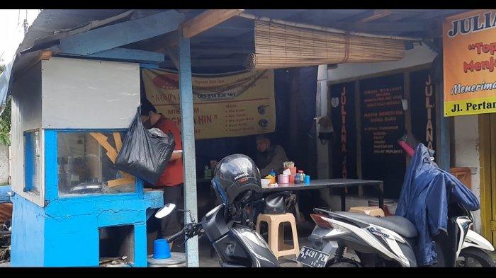 Berlokasi di Jalan Pertanian III No.88, Pasar Minggu, konon Mie Ayam Engko A Hin disebut-sebut sebagai salah satu mie ayam tertua yang ada di Pasar Minggu. Sebab, mie ayam ini sudah mulai berjualan sejak tahun 1980 dan masih bertahan sampai sekarang.