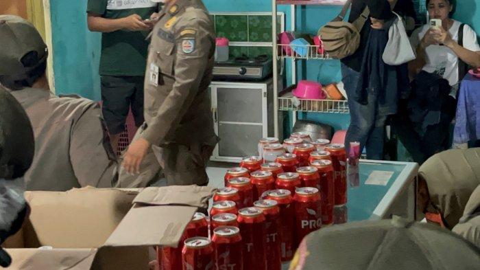 Razia miras oleh petugas Satpol PP Kota Depok di Jalan Raya Bogor-Jakarta.